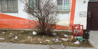 «На улице – помойка»: у многоквартирного дома в центре Сатки двор завален мусором - GovoritSatka.Ru